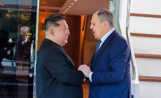 专业炒股配资平台 金正恩在游艇上会见拉夫罗夫，朝俄高层会谈“特殊安排”意味深长